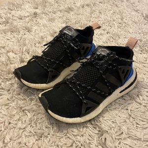 Adidas Arkyn shoes. Size 6. Black
